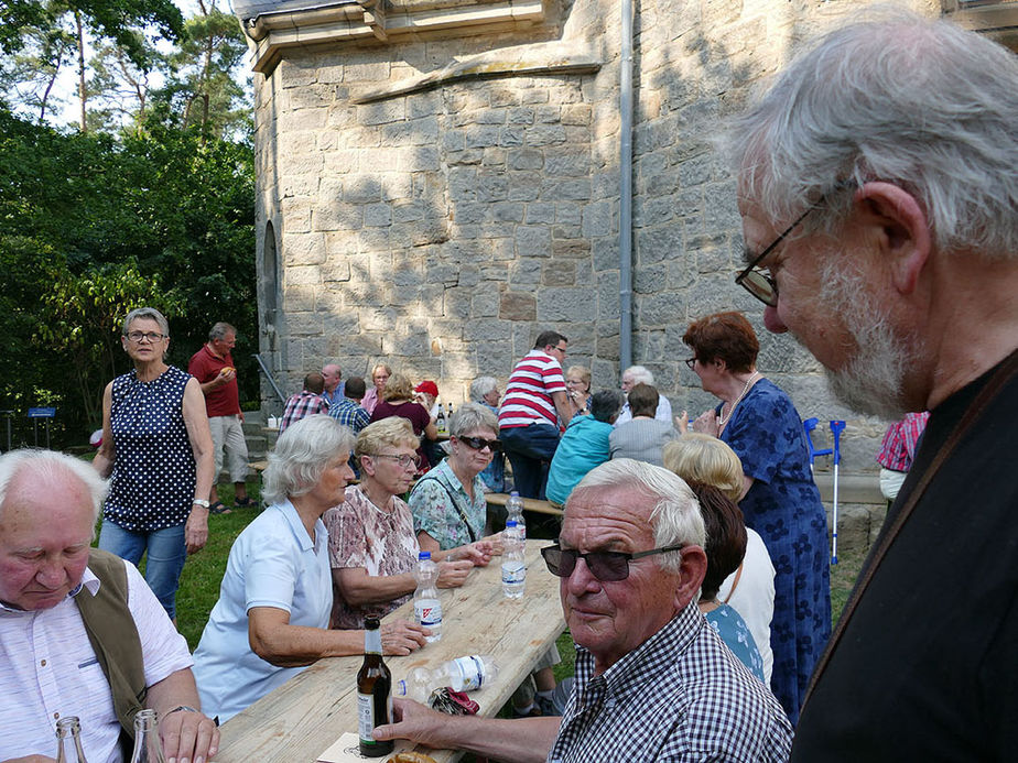 Nachfeier des Mährisch-Neustädter Wachsstockfestes an der Weingartenkapelle (Foto: Karl-Franz Thiede)